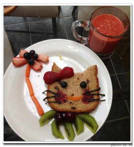 cat(bread,blue berry,kiwi,carrot,strawberry).JPG