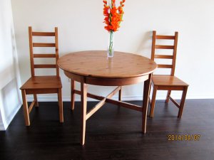 木圆桌和椅子.jpg