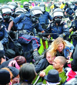 2010-07-28_Toronto police officer kicks protester at Qeens Park during G20.jpg