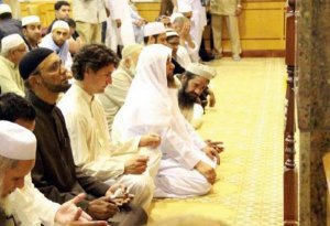 justin-trudeau-praying-in-mosque.jpg