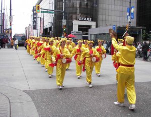 2012-5-6-minghui-falun-gong-513vancouver-04.jpg