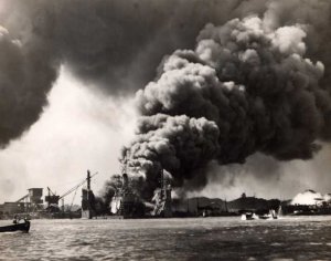 1941 USS_Shaw_burning_in_drydock_prior_to_explosion_80G32719.jpg
