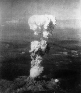 1945 800px-Atomic_cloud_over_Hiroshima.jpg