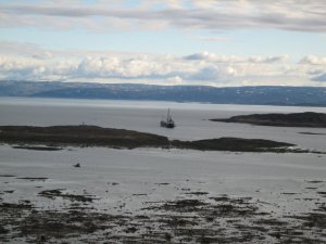 3rd Boat in Iqaluit Bay Aug 2, 06.jpg