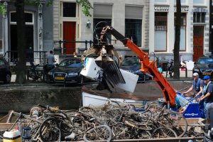 canal-cleaning-amsterdam.jpg