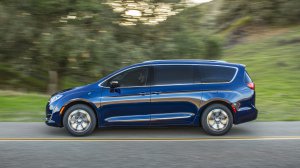 chrysler-pacifica-hybrid_100624755_h.jpg