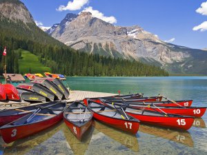 Canoes_Emerald_Lake_Yoho_National_Park_British_Columbia_zx95ICzL2NMF.jpg