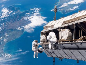 Spacewalk_Outside_the_International_Space_Station_STS-116_AmhwySQpK40c.jpg