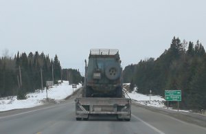 老白行走加拿大 安大略省11号高速上的卡车.jpg